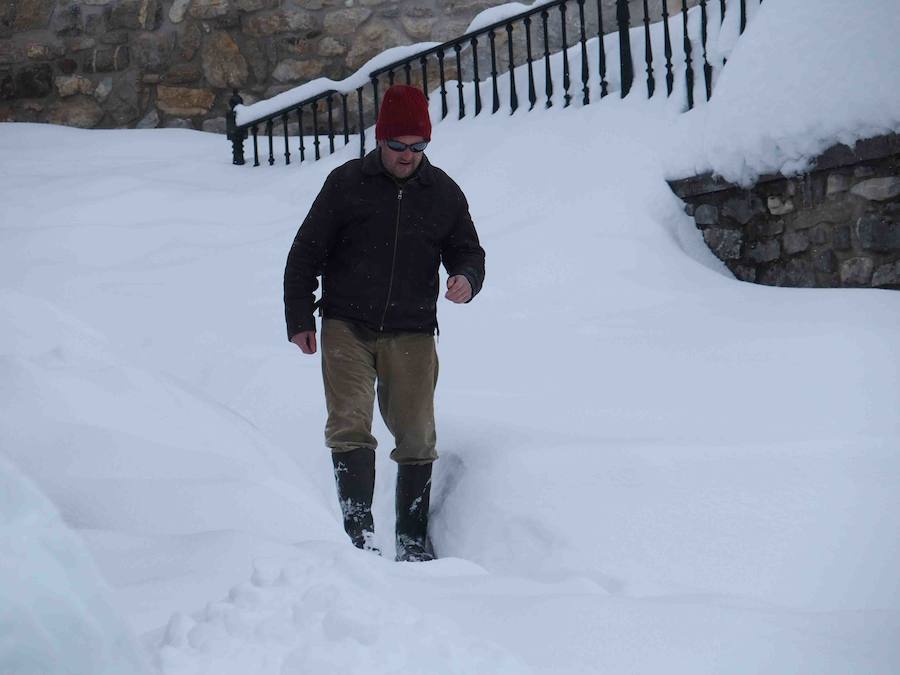 Más de un metro de nieve rodea el acceso de Sotres, en el concejo de Cabrales. El paso quedó cerrado ayer por aludes, cuyo riesgo de caída sigue siendo muy alto.