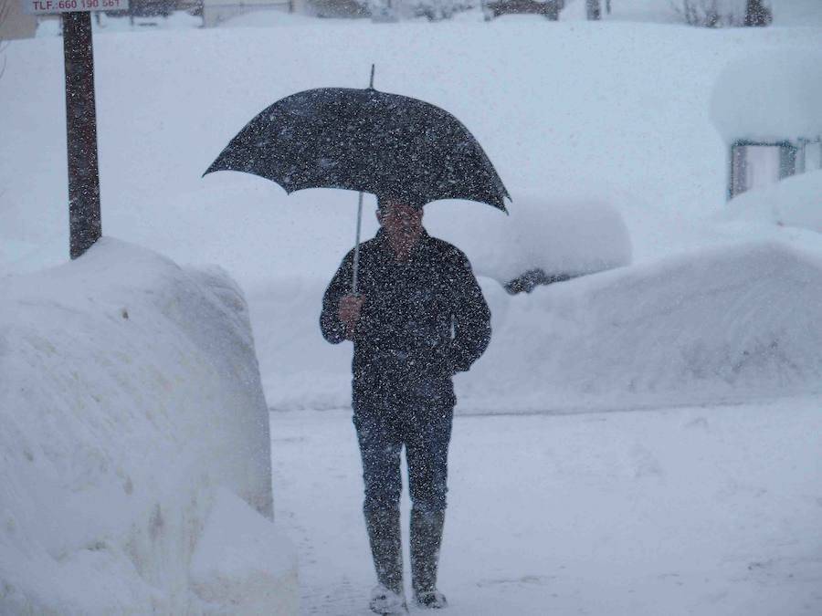 Más de un metro de nieve rodea el acceso de Sotres, en el concejo de Cabrales. El paso quedó cerrado ayer por aludes, cuyo riesgo de caída sigue siendo muy alto.