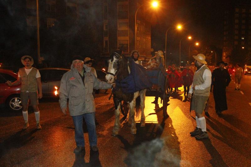 El desfile por el barrio de Llaranes y la entrega de medallas Sardina Arenque abrieron este miércoles la celebración del Antroxu en Avilés. La degustación de la 'garbanzada' puso el broche a la jornada.