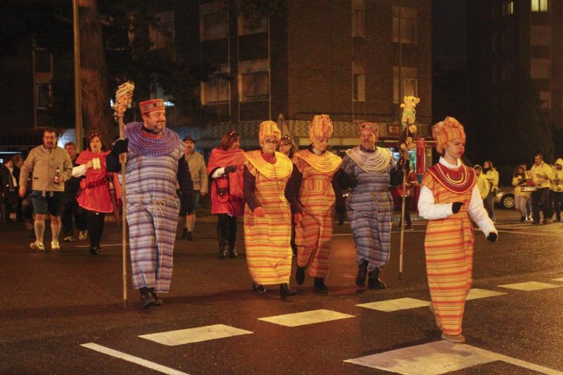 El desfile por el barrio de Llaranes y la entrega de medallas Sardina Arenque abrieron este miércoles la celebración del Antroxu en Avilés. La degustación de la 'garbanzada' puso el broche a la jornada.