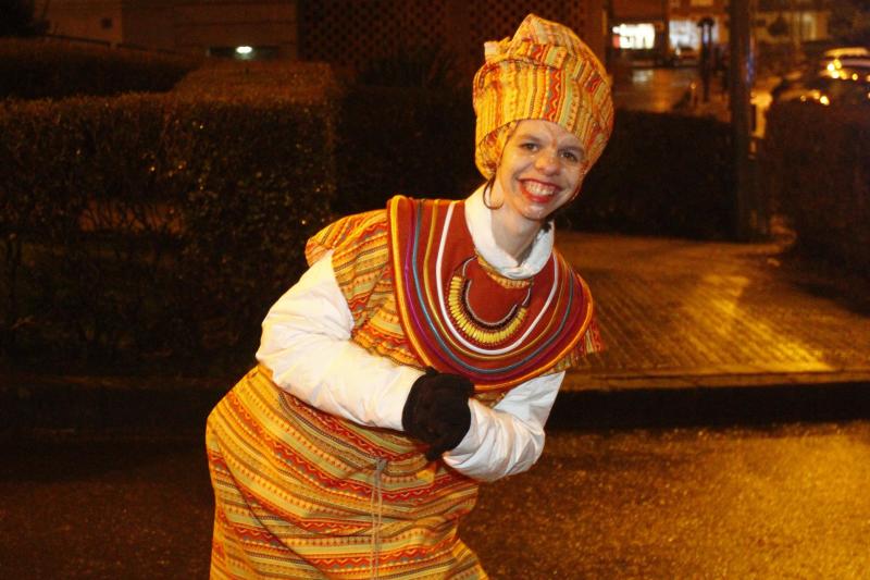 El desfile por el barrio de Llaranes y la entrega de medallas Sardina Arenque abrieron este miércoles la celebración del Antroxu en Avilés. La degustación de la 'garbanzada' puso el broche a la jornada.