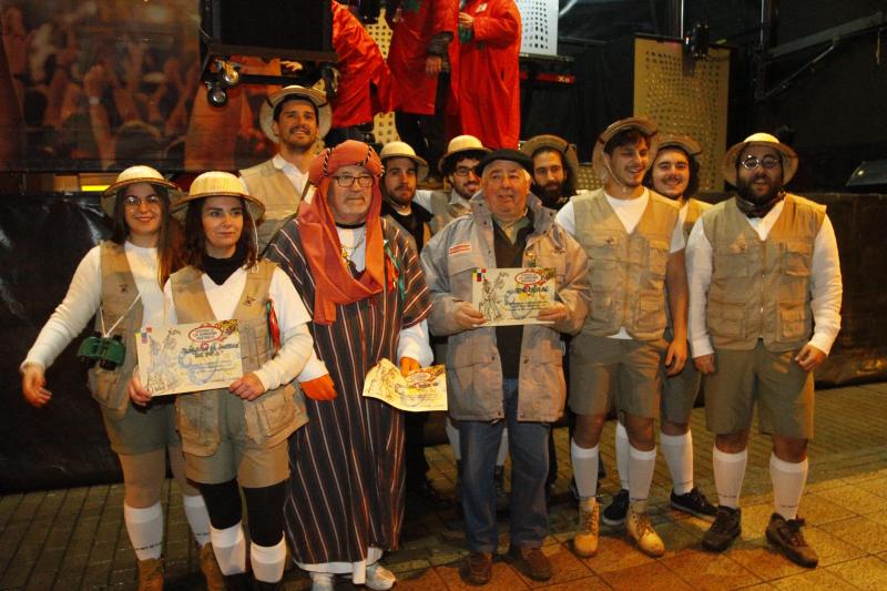 El desfile por el barrio de Llaranes y la entrega de medallas Sardina Arenque abrieron este miércoles la celebración del Antroxu en Avilés. La degustación de la 'garbanzada' puso el broche a la jornada.