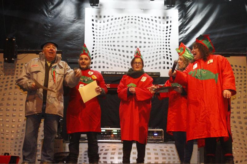 El desfile por el barrio de Llaranes y la entrega de medallas Sardina Arenque abrieron este miércoles la celebración del Antroxu en Avilés. La degustación de la 'garbanzada' puso el broche a la jornada.