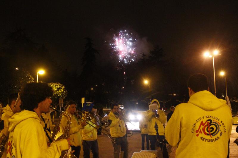 El desfile por el barrio de Llaranes y la entrega de medallas Sardina Arenque abrieron este miércoles la celebración del Antroxu en Avilés. La degustación de la 'garbanzada' puso el broche a la jornada.