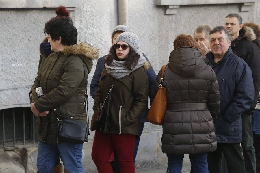 Cientos de personas soportan largas esperas bajo el frío polar para conseguir entradas para el concurso de charangas que se celebrará en el Teatro Jovellanos. Se trata de uno los actos centrales del Antroxu gijonés.