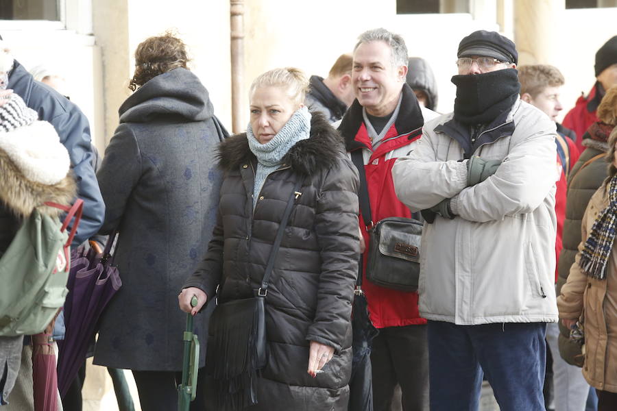 Cientos de personas soportan largas esperas bajo el frío polar para conseguir entradas para el concurso de charangas que se celebrará en el Teatro Jovellanos. Se trata de uno los actos centrales del Antroxu gijonés.