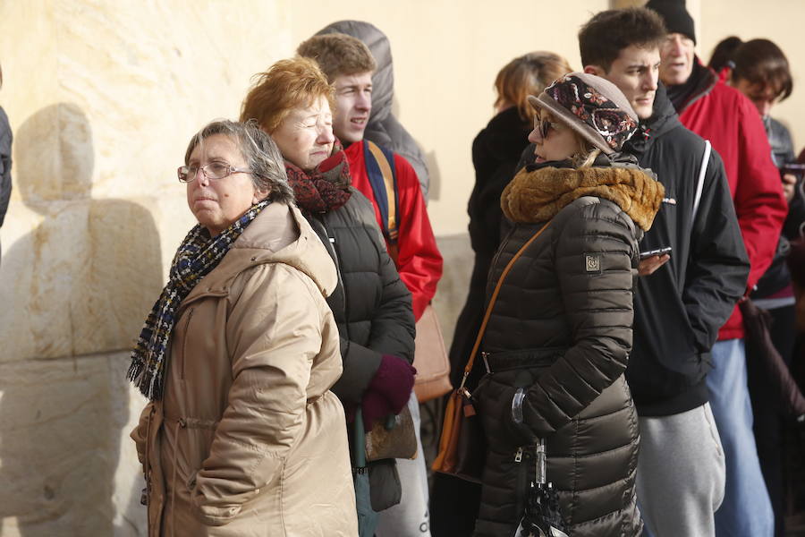 Cientos de personas soportan largas esperas bajo el frío polar para conseguir entradas para el concurso de charangas que se celebrará en el Teatro Jovellanos. Se trata de uno los actos centrales del Antroxu gijonés.