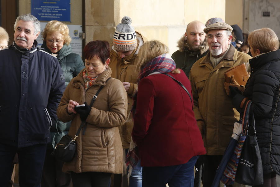 Cientos de personas soportan largas esperas bajo el frío polar para conseguir entradas para el concurso de charangas que se celebrará en el Teatro Jovellanos. Se trata de uno los actos centrales del Antroxu gijonés.