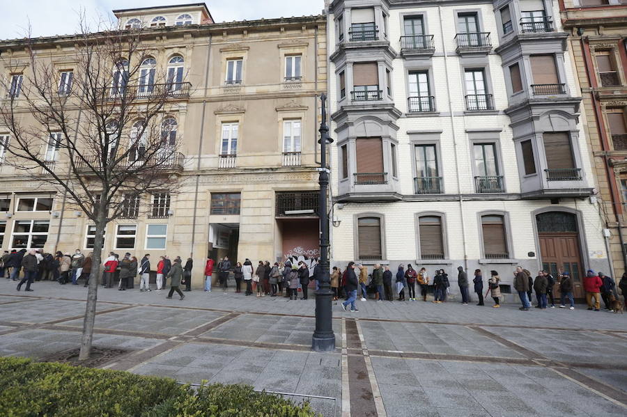 Cientos de personas soportan largas esperas bajo el frío polar para conseguir entradas para el concurso de charangas que se celebrará en el Teatro Jovellanos. Se trata de uno los actos centrales del Antroxu gijonés.