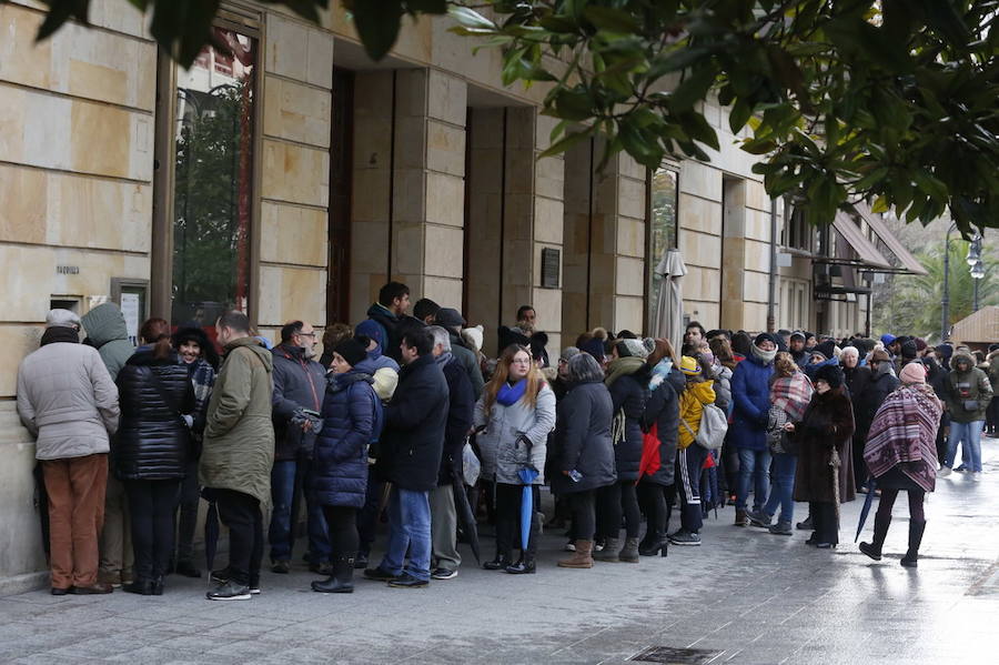 Cientos de personas soportan largas esperas bajo el frío polar para conseguir entradas para el concurso de charangas que se celebrará en el Teatro Jovellanos. Se trata de uno los actos centrales del Antroxu gijonés.