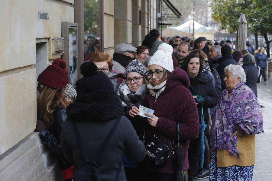 Cientos de personas soportan largas esperas bajo el frío polar para conseguir entradas para el concurso de charangas que se celebrará en el Teatro Jovellanos. Se trata de uno los actos centrales del Antroxu gijonés.