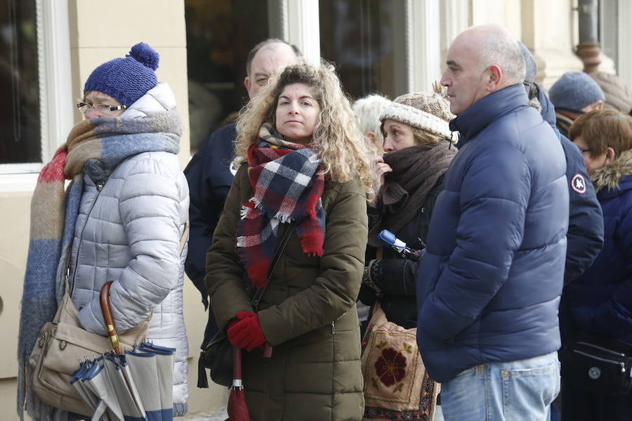 Cientos de personas soportan largas esperas bajo el frío polar para conseguir entradas para el concurso de charangas que se celebrará en el Teatro Jovellanos. Se trata de uno los actos centrales del Antroxu gijonés.