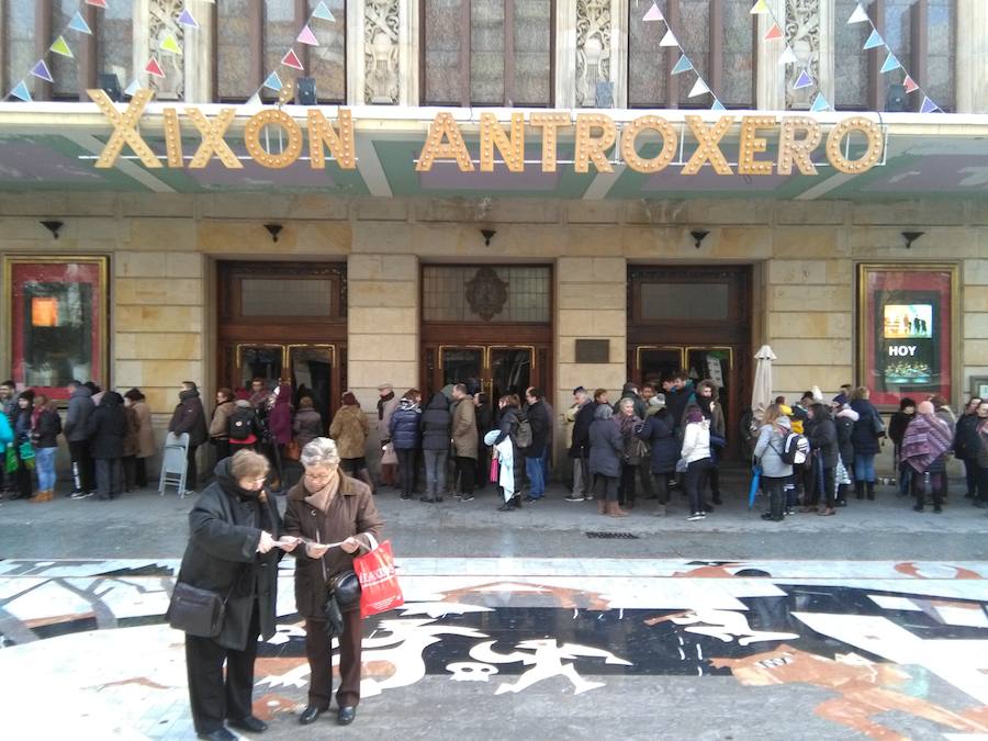 Cientos de personas soportan largas esperas bajo el frío polar para conseguir entradas para el concurso de charangas que se celebrará en el Teatro Jovellanos. Se trata de uno los actos centrales del Antroxu gijonés.