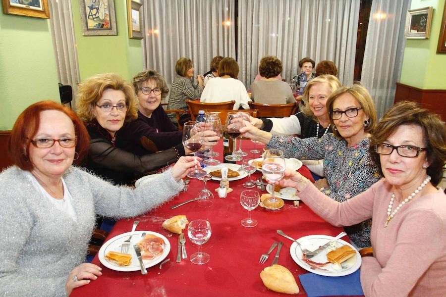 Las mujeres asturianas salen a la calle para festejar esta noche que sirve de antesala del Antroxu