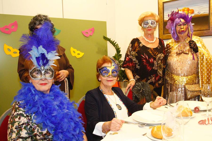 Las mujeres de Avilés disfrutan del Día de Comadres como marca la tradición