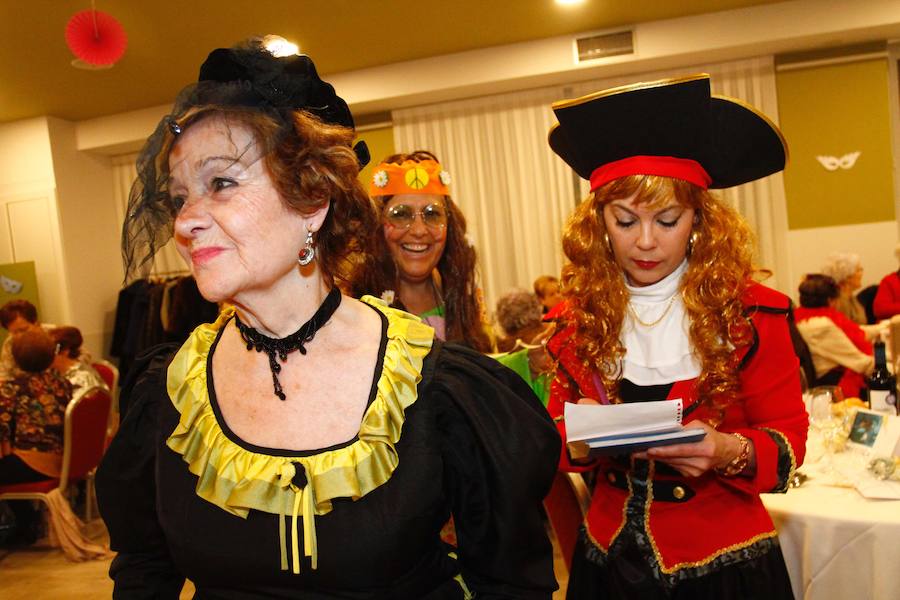 Las mujeres asturianas salen a la calle para festejar esta noche que sirve de antesala del Antroxu