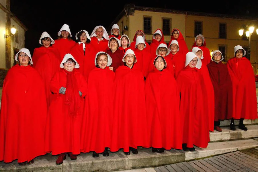 Las mujeres asturianas salen a la calle para festejar esta noche que sirve de antesala del Antroxu