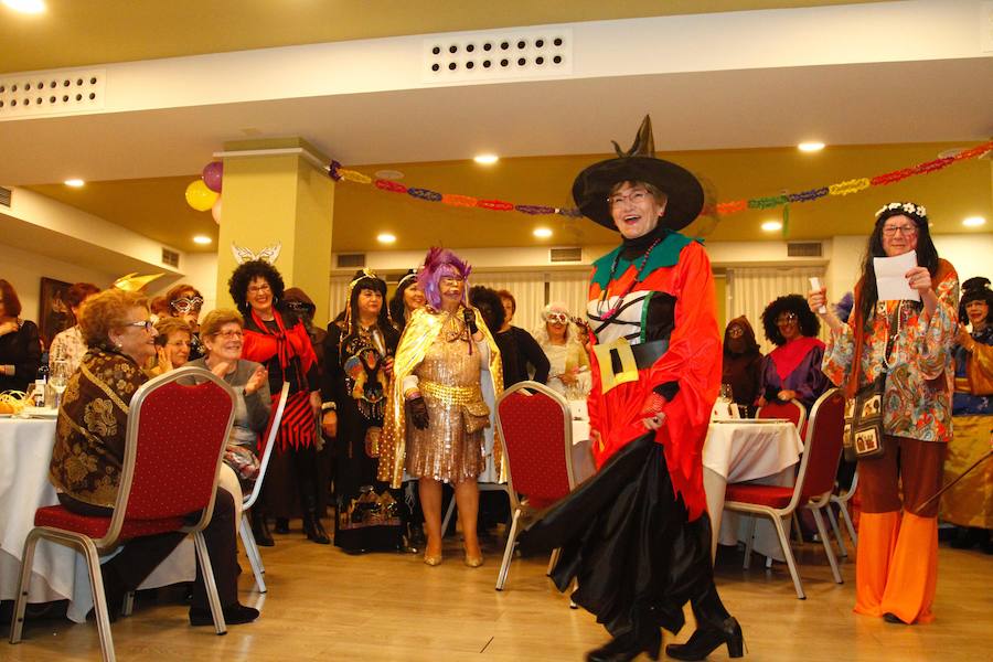 Las mujeres asturianas salen a la calle para festejar esta noche que sirve de antesala del Antroxu