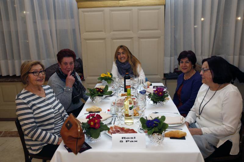 La cena de la tertulia feminista de la villa gijonesa reúne a multitud de mujeres para celebrar esta jornada previa al Antroxu