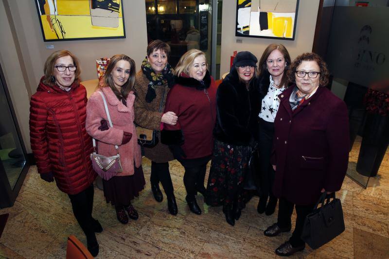 La cena de la tertulia feminista de la villa gijonesa reúne a multitud de mujeres para celebrar esta jornada previa al Antroxu