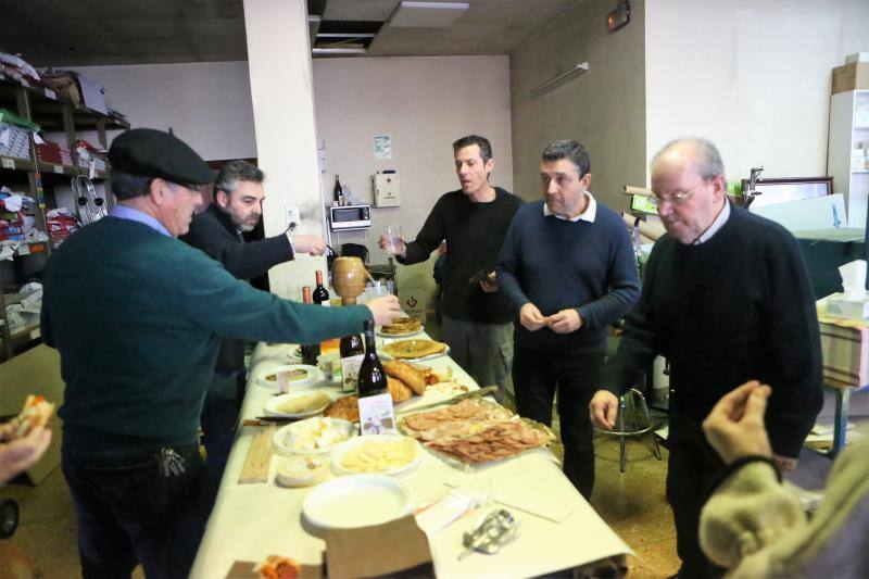 Intensa jornada en Pola de Siero, que amaneció con olor a bollu y disfraces para los más pequeños