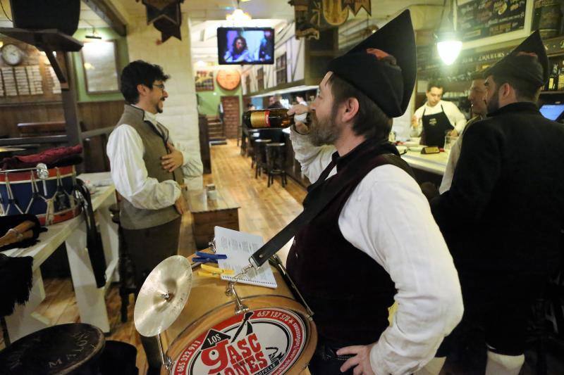 Intensa jornada en Pola de Siero, que amaneció con olor a bollu y disfraces para los más pequeños