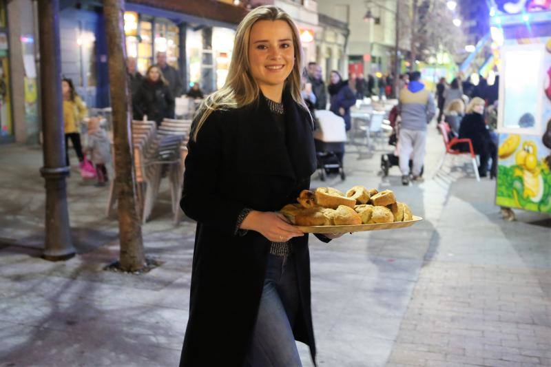 Intensa jornada en Pola de Siero, que amaneció con olor a bollu y disfraces para los más pequeños