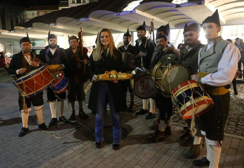 Intensa jornada en Pola de Siero, que amaneció con olor a bollu y disfraces para los más pequeños