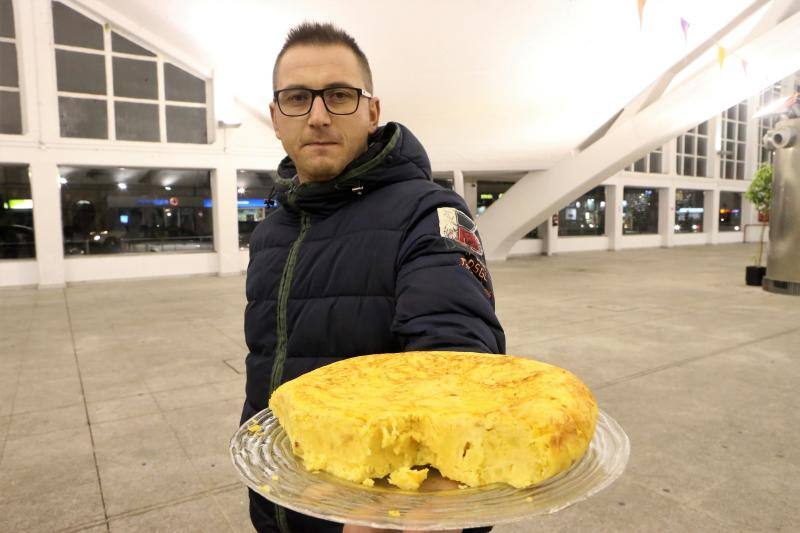Intensa jornada en Pola de Siero, que amaneció con olor a bollu y disfraces para los más pequeños