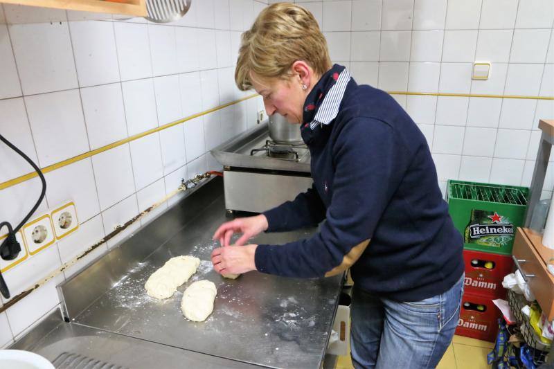 Intensa jornada en Pola de Siero, que amaneció con olor a bollu y disfraces para los más pequeños