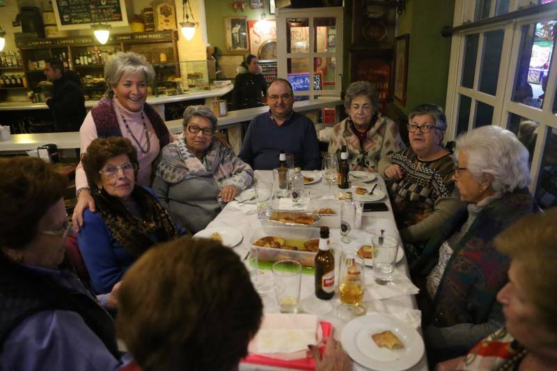 Intensa jornada en Pola de Siero, que amaneció con olor a bollu y disfraces para los más pequeños