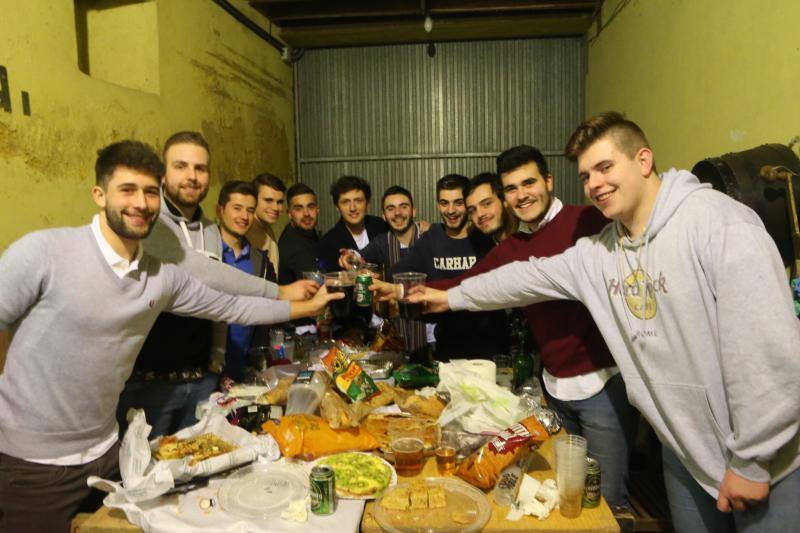 Intensa jornada en Pola de Siero, que amaneció con olor a bollu y disfraces para los más pequeños