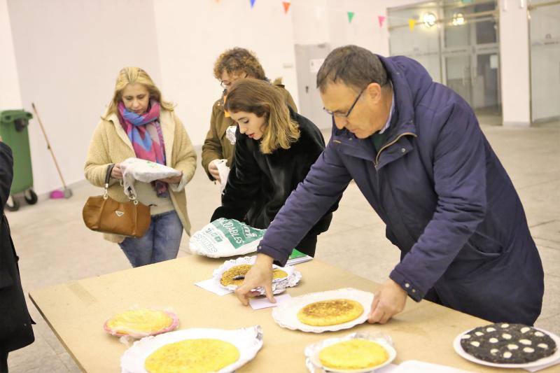 Intensa jornada en Pola de Siero, que amaneció con olor a bollu y disfraces para los más pequeños