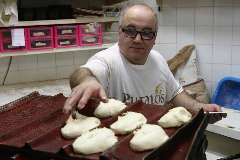 Intensa jornada en Pola de Siero, que amaneció con olor a bollu y disfraces para los más pequeños