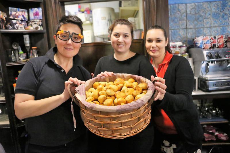 Intensa jornada en Pola de Siero, que amaneció con olor a bollu y disfraces para los más pequeños