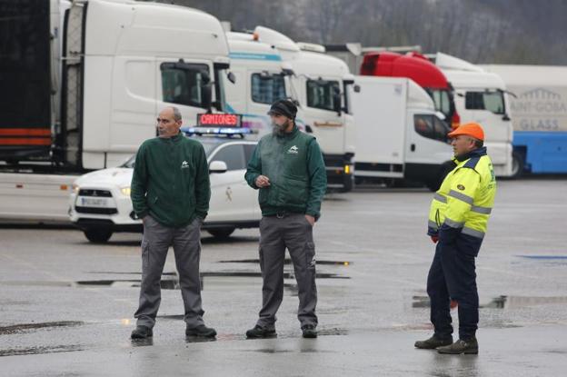 Lena. Decenas de camiones atrapados en una estación de servicio a la espera de que la Guardia Civil permitiera a los transportistas reanudar el viaje por el Huerna. 