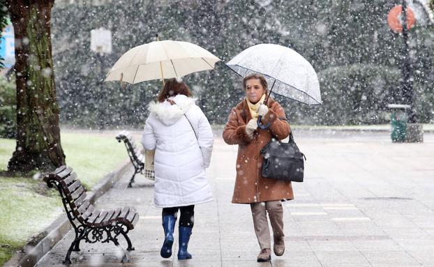 Imagen. Dos mujeres, en el Campo de San Francisco bajo la nieve.