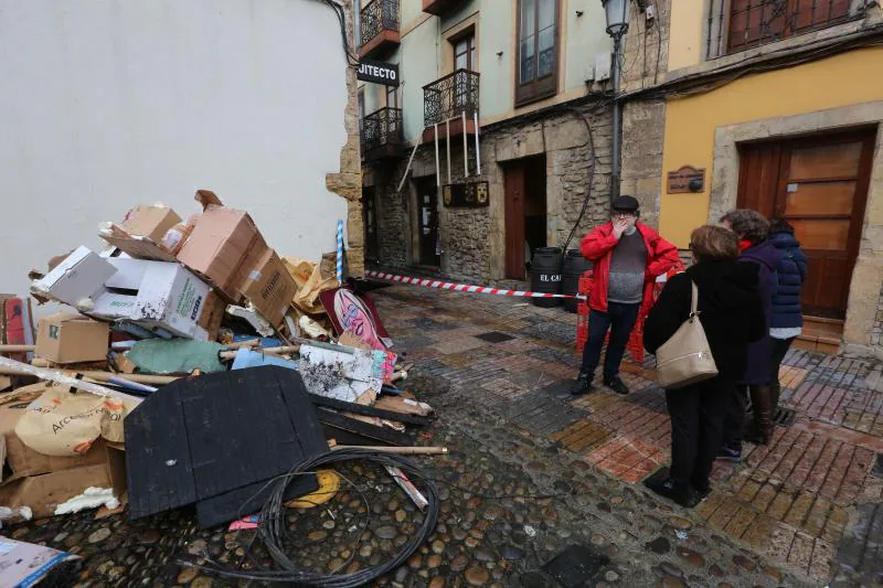 El fuego originado en el "disfraz" de El Cafetón afectó tanto al tradicional disfraz de Carnaval que envolvía al establecimiento, como al tendido eléctrico de toda la calle, así como a un balcón del primer piso del inmueble.