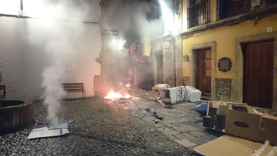 El fuego originado en el "disfraz" de El Cafetón afectó tanto al tradicional disfraz de Carnaval que envolvía al establecimiento, como al tendido eléctrico de toda la calle, así como a un balcón del primer piso del inmueble.