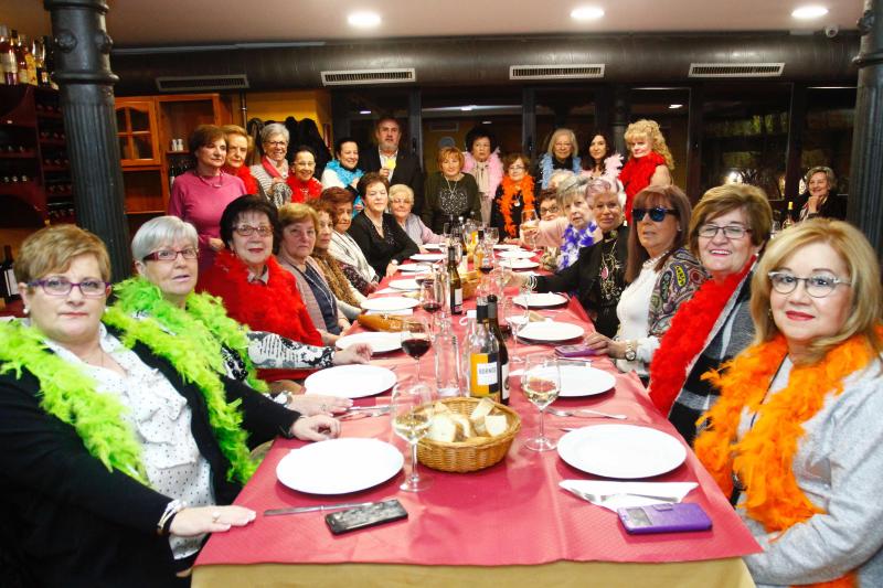 Numerosos grupos de mujeres se dieron cita alrededor de la mesa para dar el pistoletazo de salida al antroxu