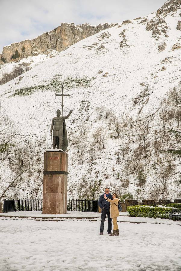 Las nevadas de los últimos días han llegado también hasta Covadonga que se ha cubierto de un manto blanco. Muchos turistas se han acercado hasta el Real Sitio para ver y fotografiar la estampa