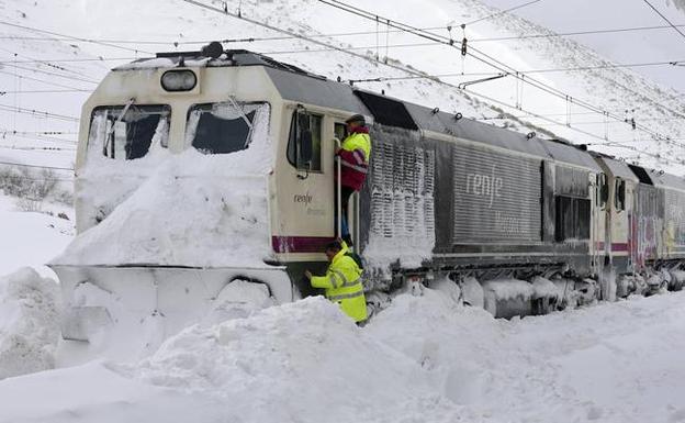 La nieve impide el paso de los trenes en Pajares.