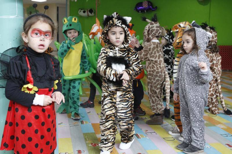 Varios colegios de Gijón han disfrutado hoy de la gran fiesta de Carnaval, entre ellos, la Escuela Infantil San Eutiquio y el centro Gloria Fuertes.