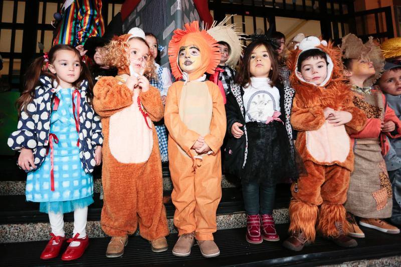 Varios colegios de Gijón han disfrutado hoy de la gran fiesta de Carnaval, entre ellos, la Escuela Infantil San Eutiquio y el centro Gloria Fuertes.