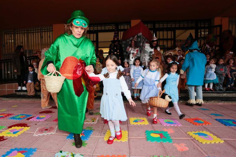 Varios colegios de Gijón han disfrutado hoy de la gran fiesta de Carnaval, entre ellos, la Escuela Infantil San Eutiquio y el centro Gloria Fuertes.