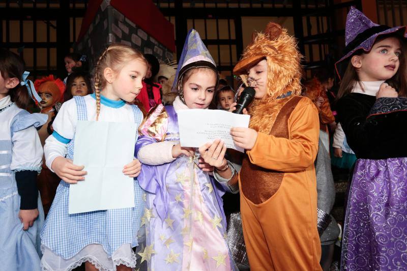 Varios colegios de Gijón han disfrutado hoy de la gran fiesta de Carnaval, entre ellos, la Escuela Infantil San Eutiquio y el centro Gloria Fuertes.