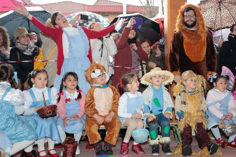 Varios colegios de Gijón han disfrutado hoy de la gran fiesta de Carnaval, entre ellos, la Escuela Infantil San Eutiquio y el centro Gloria Fuertes.