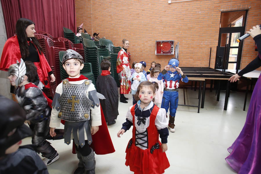 Varios colegios de Gijón han disfrutado hoy de la gran fiesta de Carnaval, entre ellos, la Escuela Infantil San Eutiquio, la Escuela Infantil de Roces y el centro Gloria Fuertes.