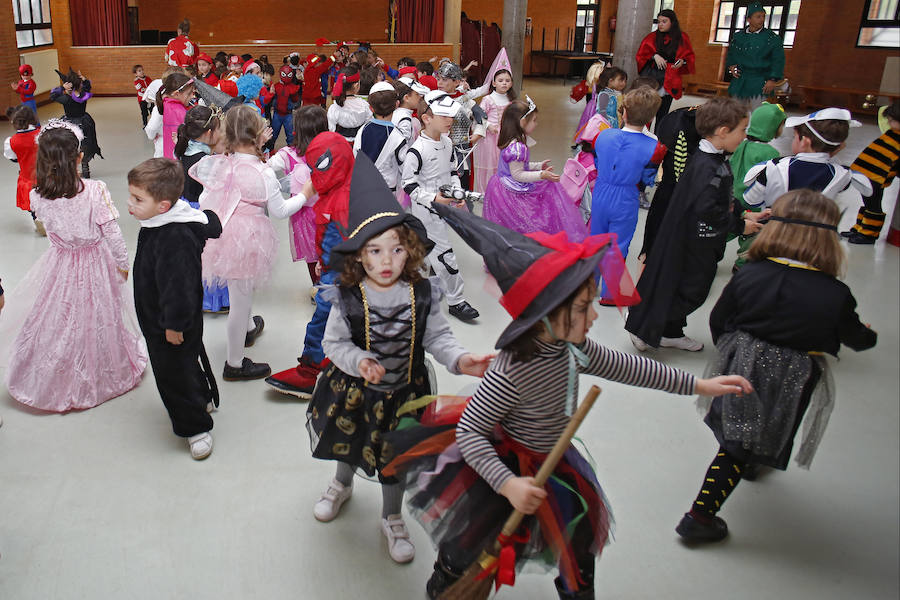 Varios colegios de Gijón han disfrutado hoy de la gran fiesta de Carnaval, entre ellos, la Escuela Infantil San Eutiquio, la Escuela Infantil de Roces y el centro Gloria Fuertes.
