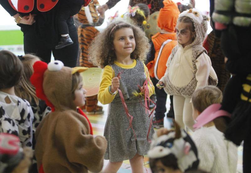 Varios colegios de Gijón han disfrutado hoy de la gran fiesta de Carnaval, entre ellos, la Escuela Infantil San Eutiquio y el centro Gloria Fuertes.